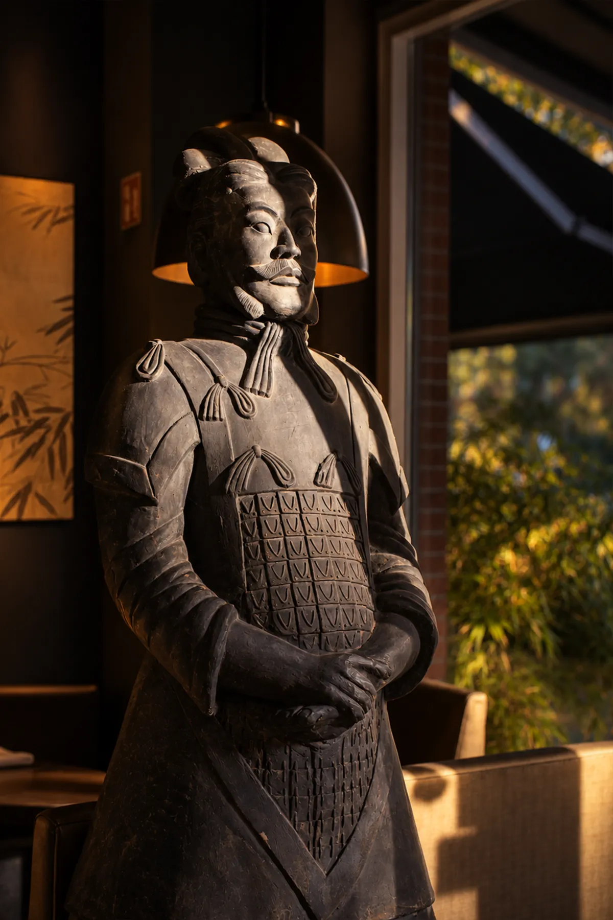 Terracotta krijger bij het raam van Mchi